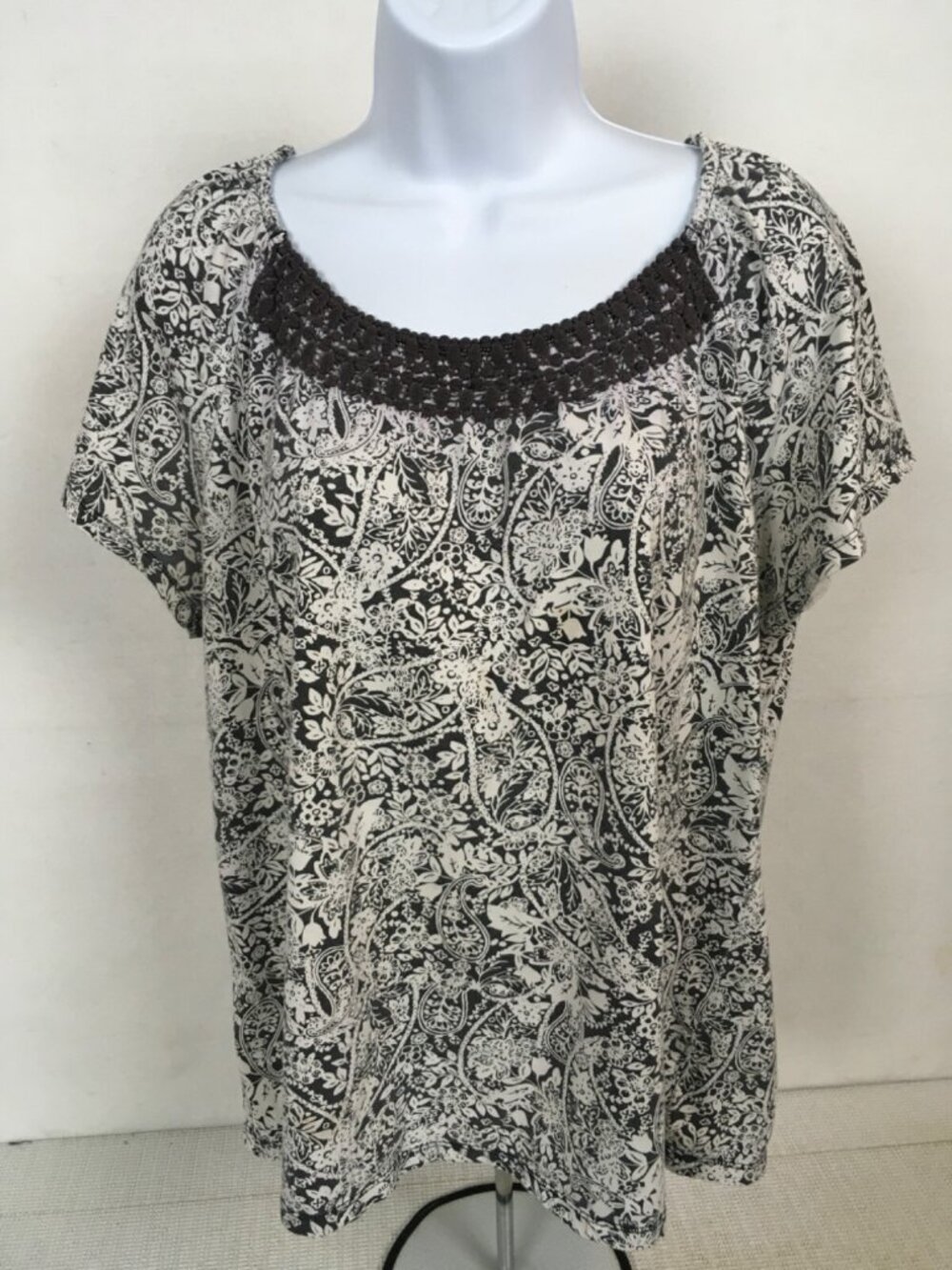 White Stag Top Size 1X  White with Dark Gray Paisley Floral Lace Round Neckline